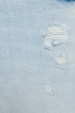 Bermuda azul clara en jean slim con rotos delanteros y 5 bolsillos