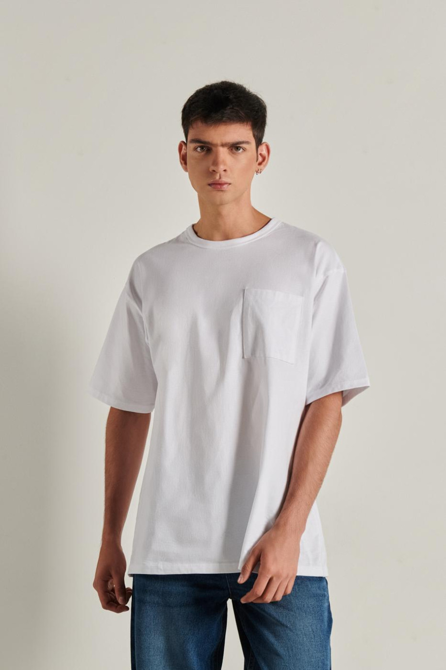 Camiseta oversize unicolor con manga corta y bolsillo cuadrado