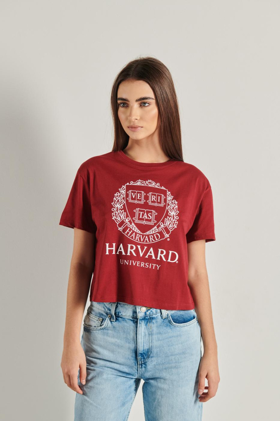 Camiseta roja oscura crop top oversize con diseño college de Harvard