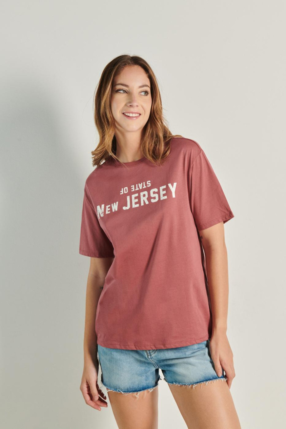 Camiseta oversize unicolor con arte college y cuello redondo