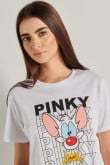 Camiseta cuello redondo blanca con diseño de Pinky en frente