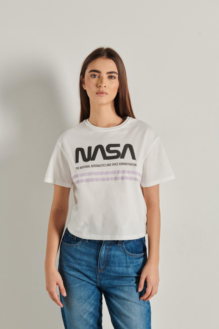 Camiseta crema clara oversize crop top con diseño en frente de NASA