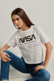 Camiseta crema clara crop top con diseño en frente de NASA