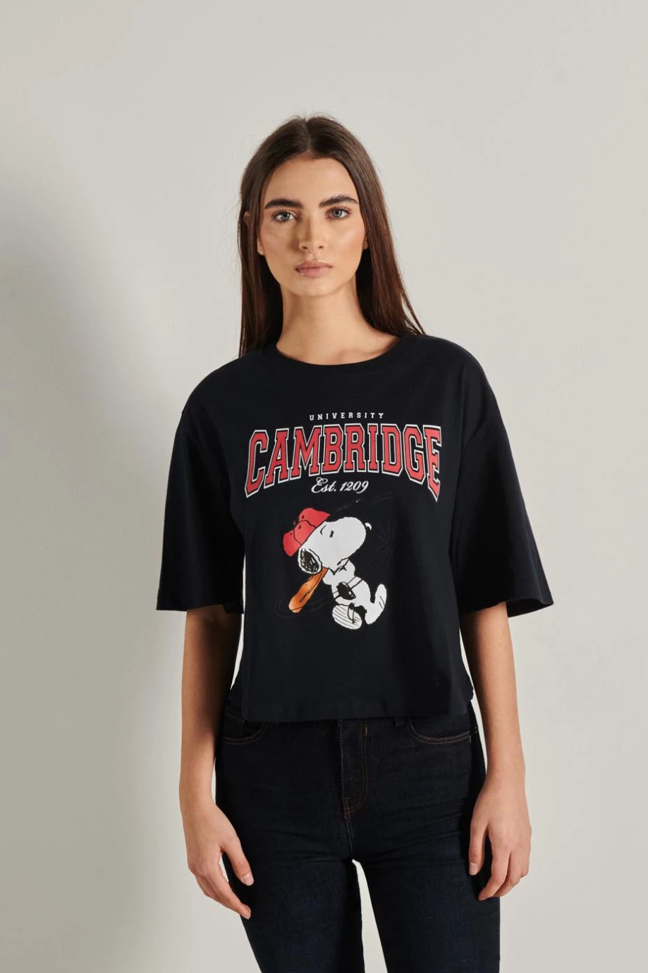 Camiseta crop top oversize azul intensa con diseño college de Snoopy & Cambridge