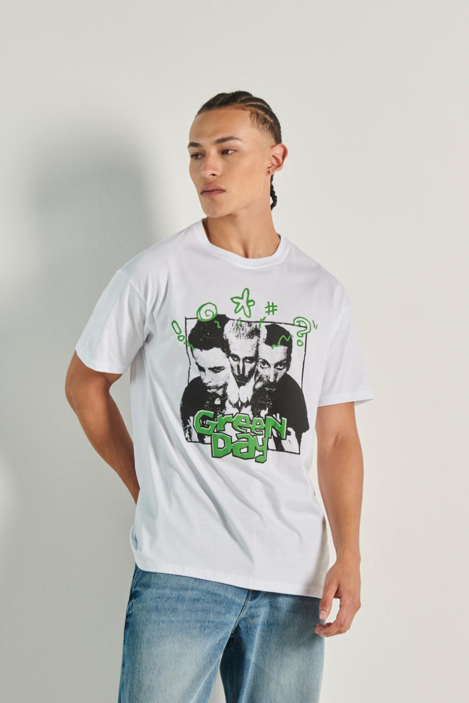 Camiseta blanca oversize con arte de Green Day y manga corta