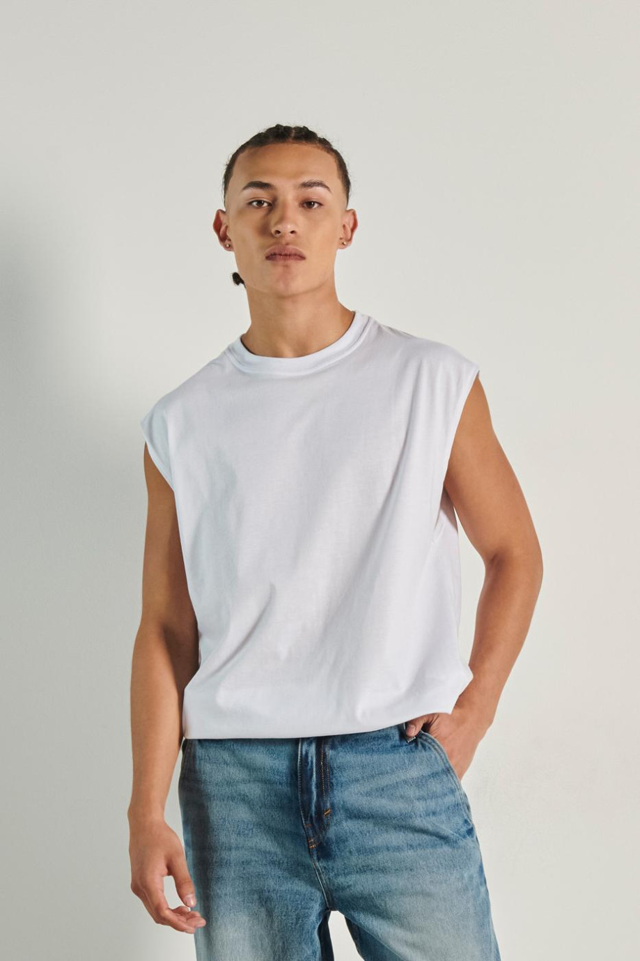 Camiseta en algodón unicolor oversize con manga sisa y cuello redondo