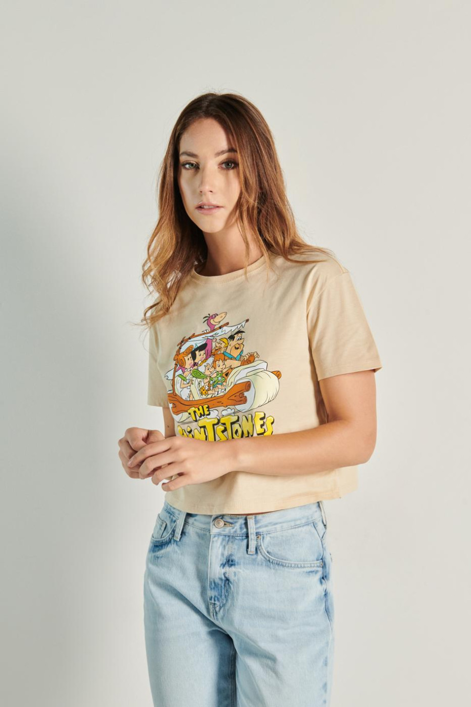 Camiseta crop top kaky clara con diseño de Los Picapiedra