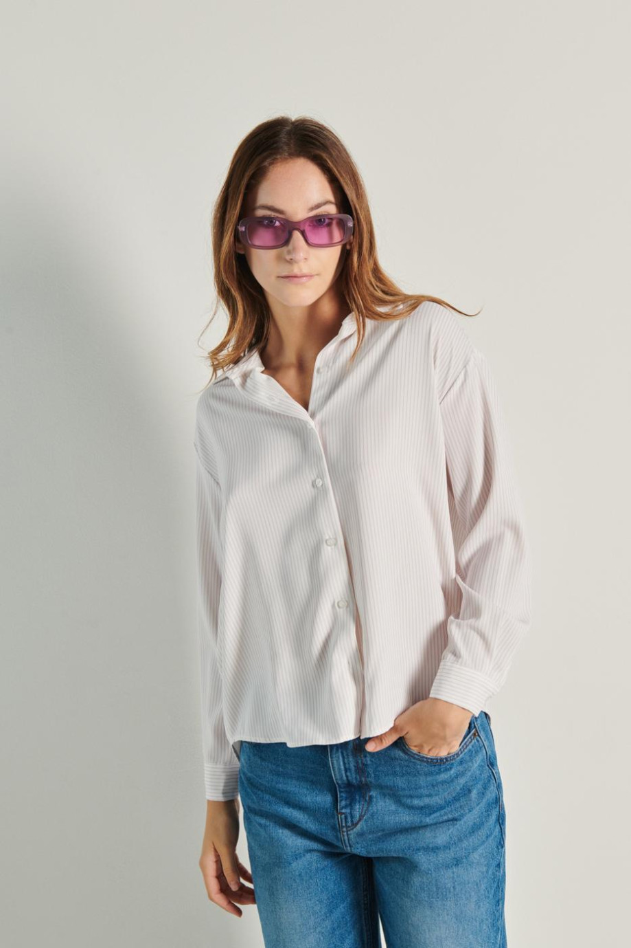 Blusa lila clara oversize a rayas con manga larga y botones