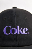 Cachucha negra beisbolera con visera curva y bordado de Coca-Cola