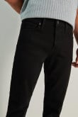 Jean negro slim ajustado con tiro bajo y 5 bolsillos