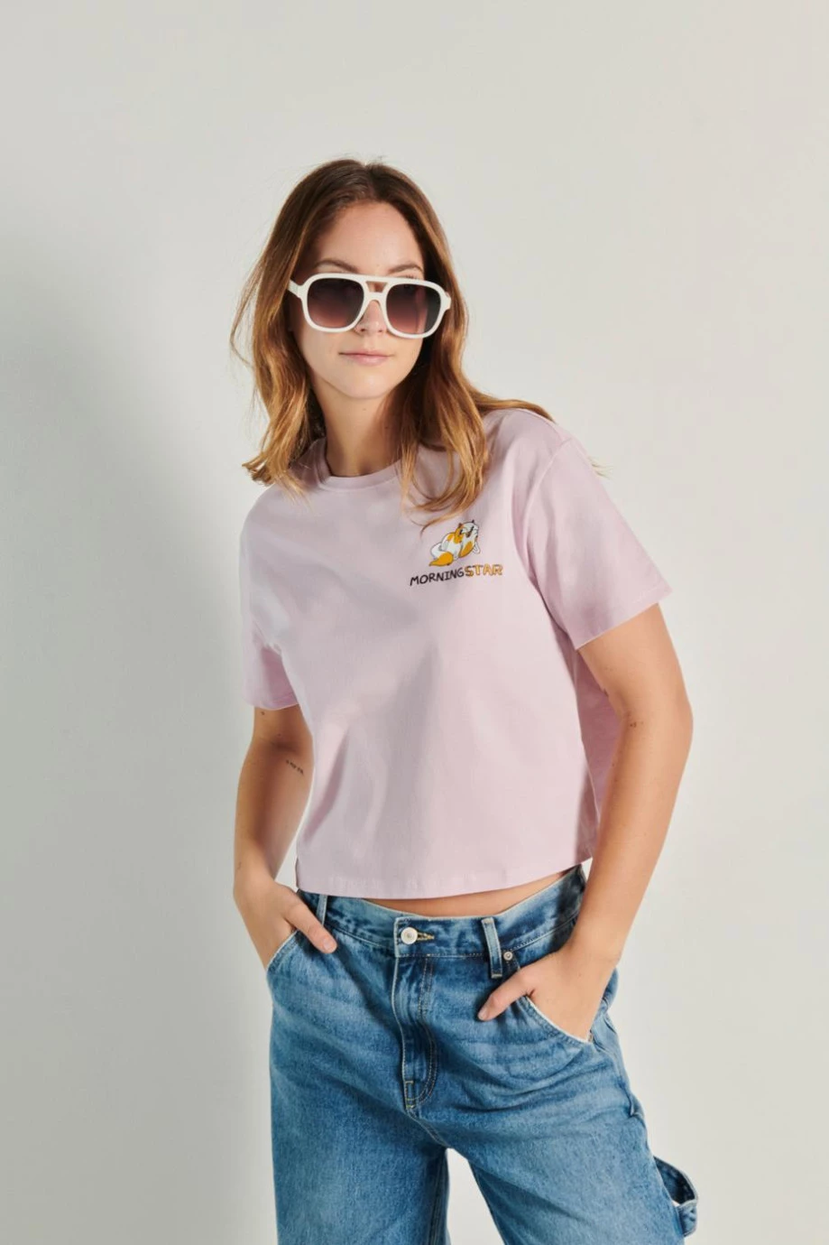 Camiseta rosada clara crop top con diseño de Hora de Aventura en frente