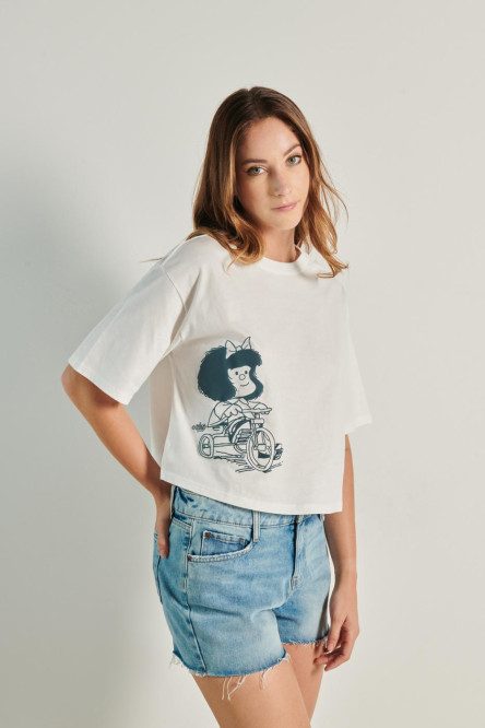 Camiseta crop top crema clara oversize con diseño de Mafalda