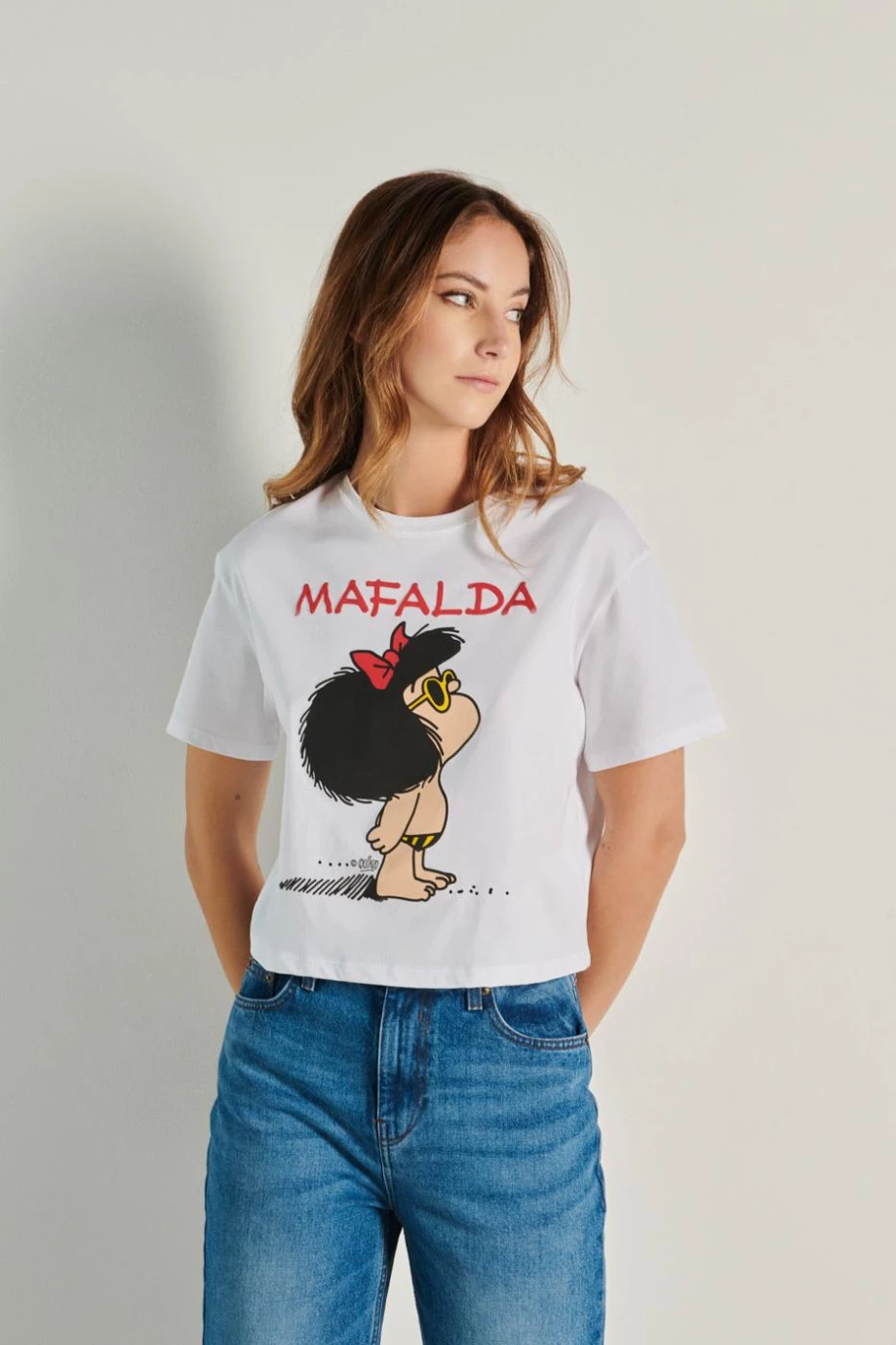 Camiseta crop top crema clara con diseño de Mafalda y manga corta