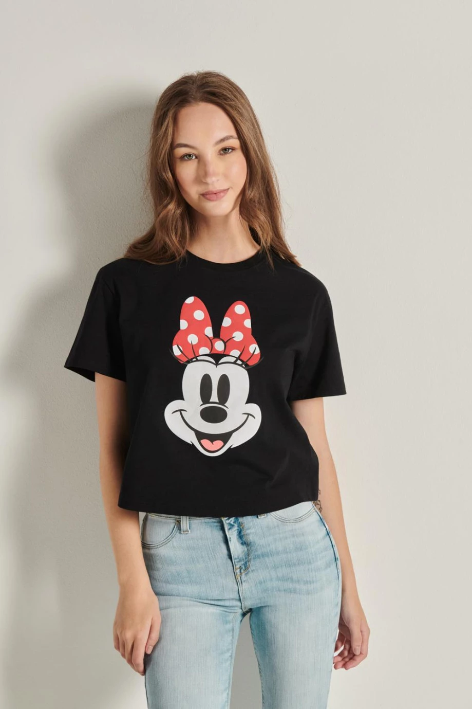 Camiseta crop top negra con diseño de Minnie y cuello redondo