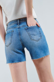 Short tiro medio azul claro en jean con bolsillos y aberturas en frente