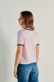 Camiseta rosada clara con manga corta, contrastes y diseño college