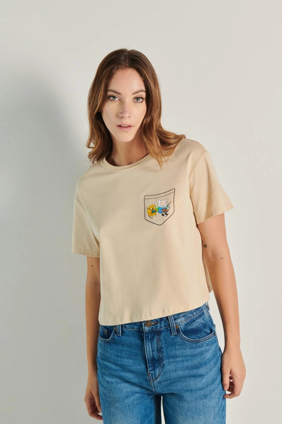 Camiseta kaky clara crop top con diseño de Hora de Aventura en frente