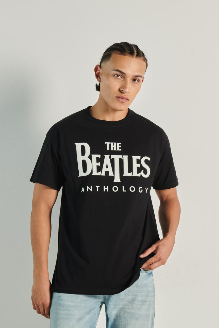 Camiseta manga corta negra oversize y diseño de The Beatles