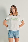 camiseta-para-mujer-estampada-en-frente-estilo-college-manga-corta-cuello-y-punos-en-rib-en-color-contraste