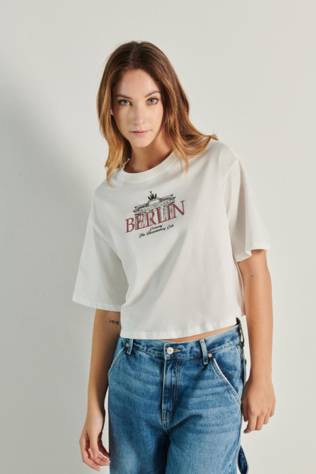 Camiseta crema crop top oversize y diseño college de Berlín