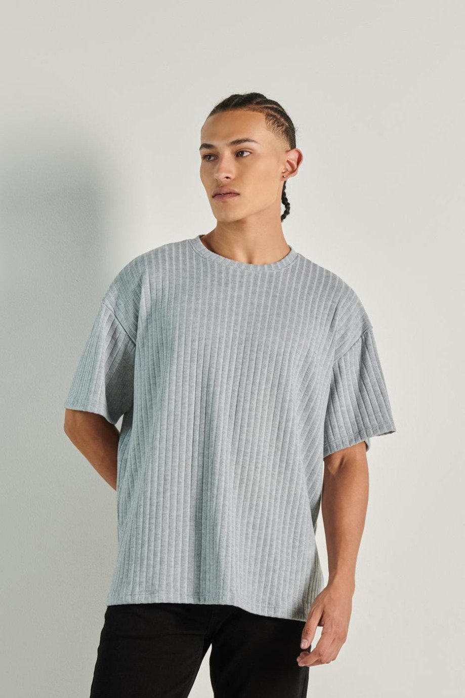 Camiseta oversize gris con cuello redondo y texturas