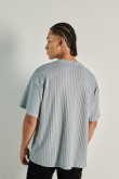 Camiseta oversize gris con cuello redondo y texturas