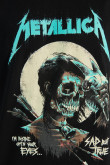 Camiseta negra con arte de Metallica y manga corta