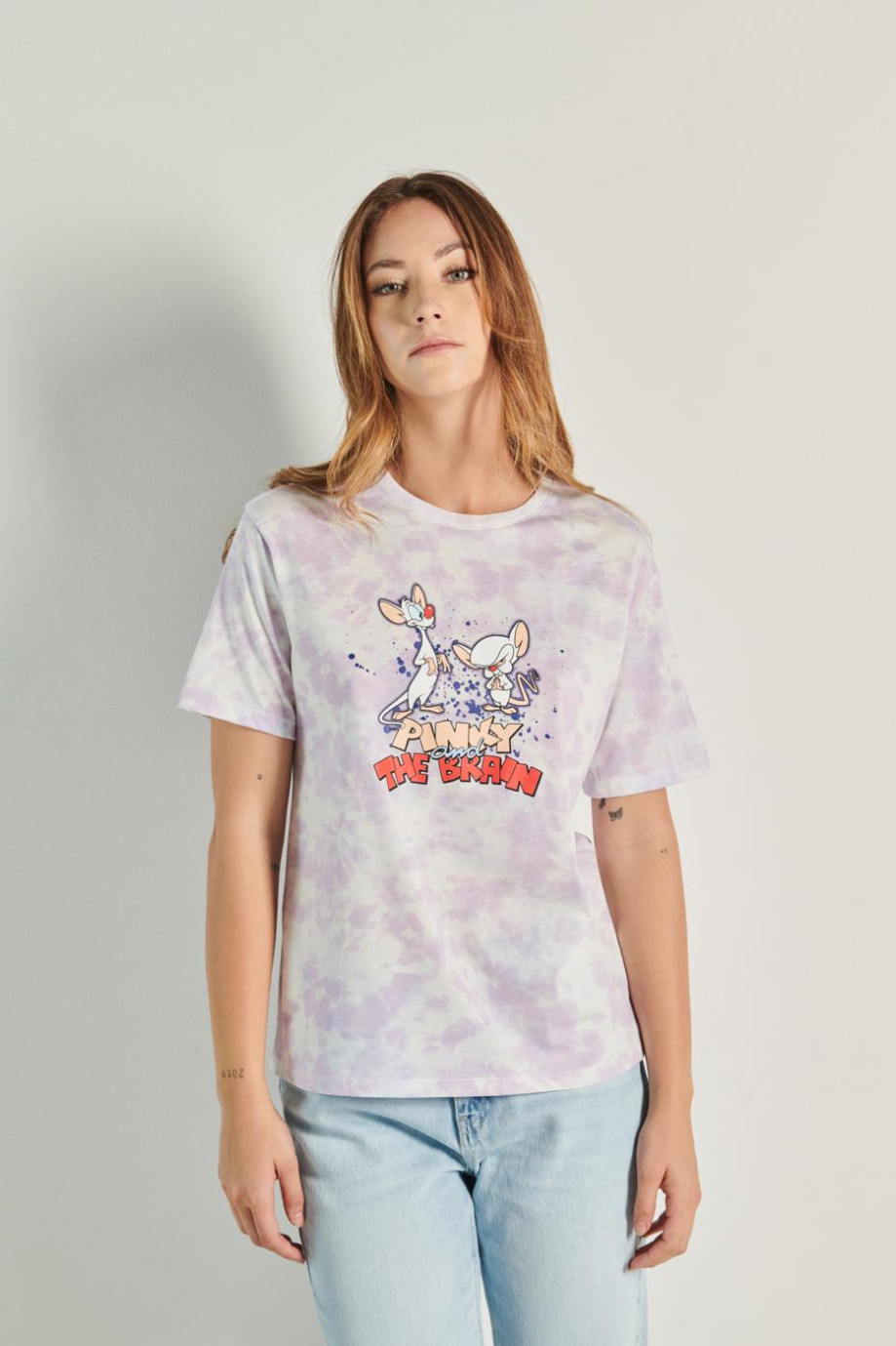 Camiseta lila tie dye oversize con arte de Pinky y Cerebro
