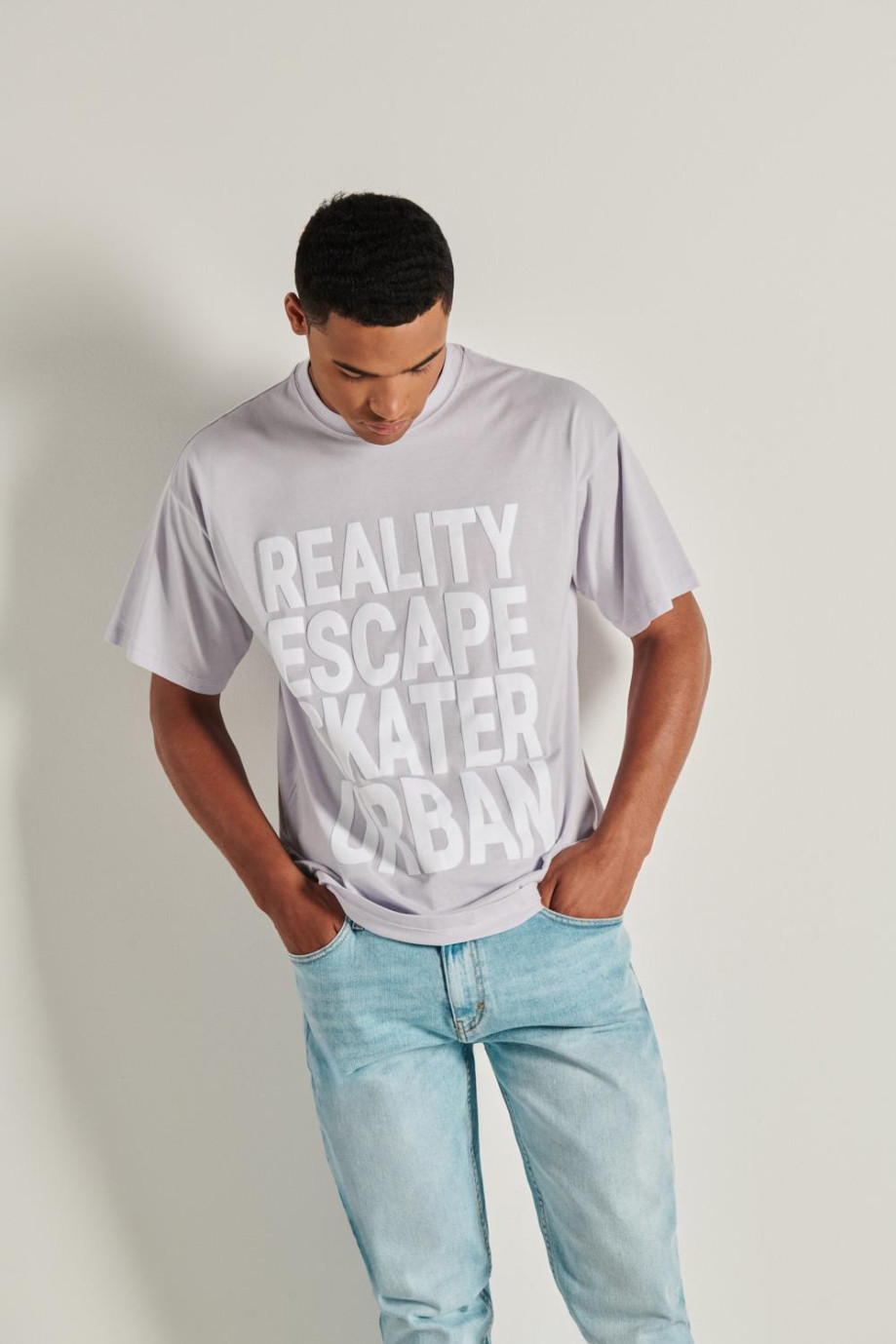 Camiseta manga corta lila clara oversize con texto blanco en frente