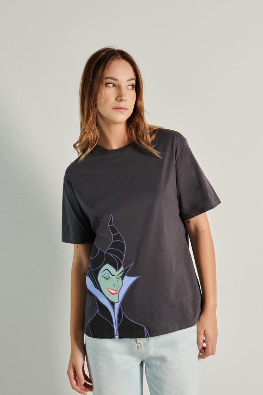 Camiseta gris intensa con manga corta y diseño de Maléfica