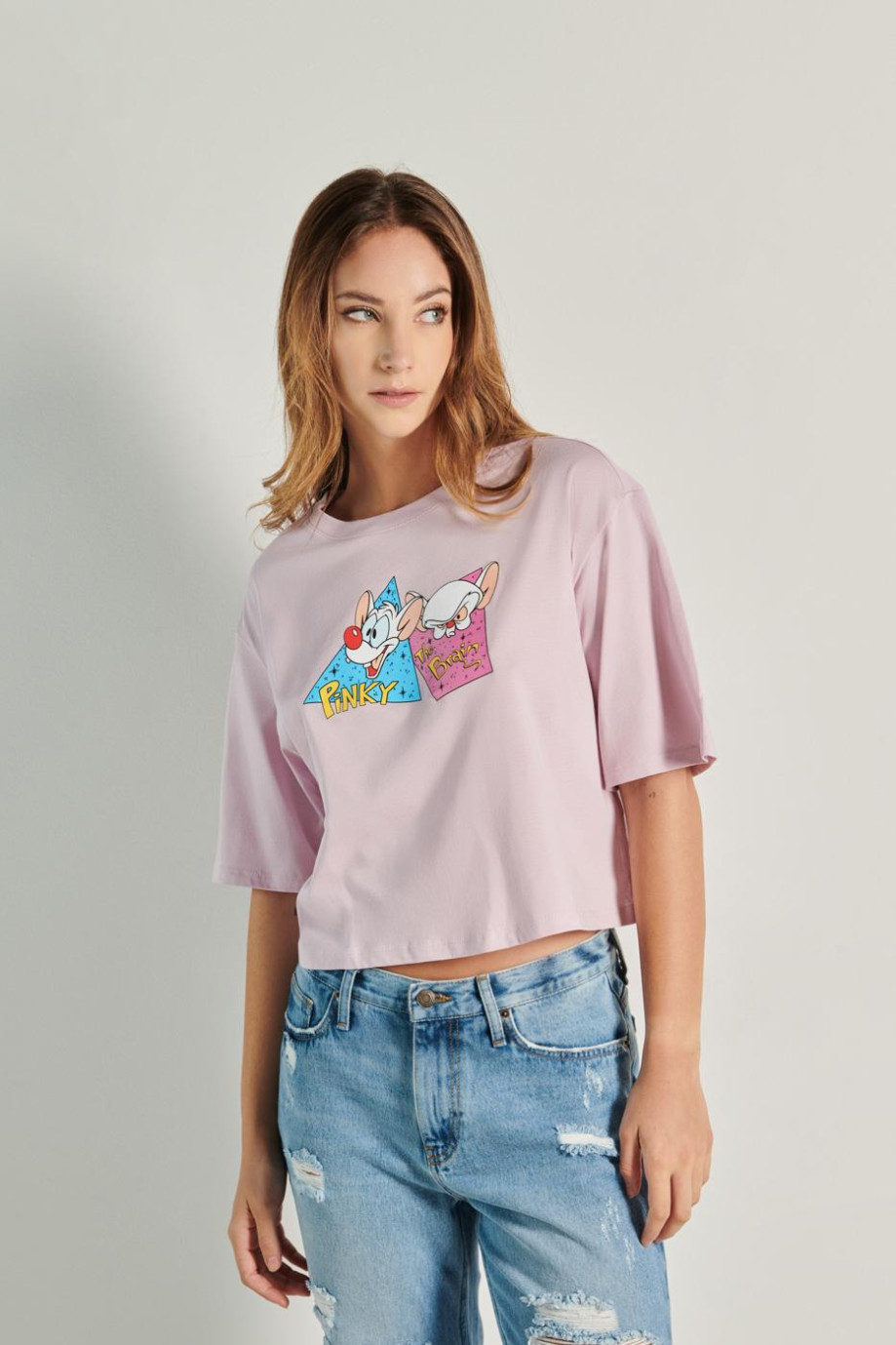 Camiseta crop top oversize rosada con arte de Pinky y Cerebro