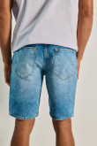 Bermuda en jean slim azul clara con desgastes de color