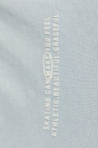 Camiseta crop top unicolor estampada con manga sisa