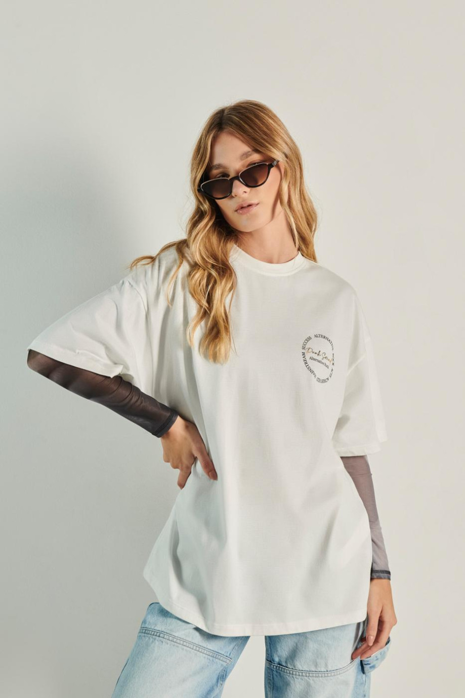 Camiseta unicolor oversize con estampados y manga corta