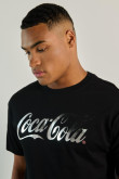 Camiseta negra cuello redondo y arte brillante de Coca-Cola