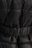 Chaqueta negra acolchada larga con capota y cintura ajustable