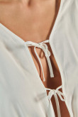 Blusa manga larga blanca con escote y doble anudado