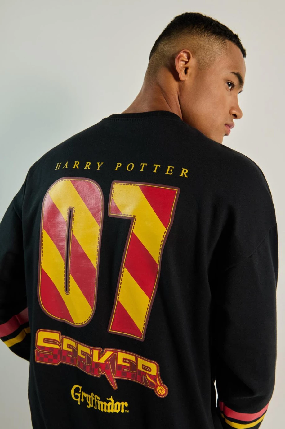 Buzo oversize negro con diseños localizados de Harry Potter