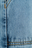 Jean carpintero azul claro con tiro medio y bota ancha