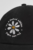 Cachucha beisbolera negra con diseño de flor en frente