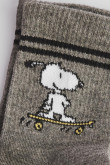 Medias cortas grises con diseños de Snoopy y rayas superiores