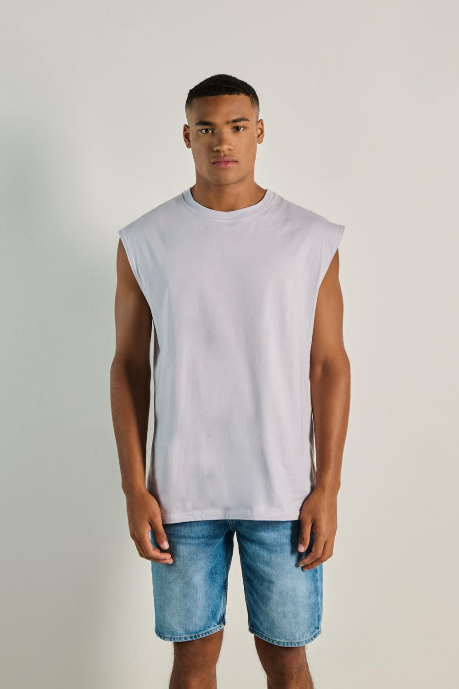 Camiseta en algodón unicolor oversize con manga sisa y cuello redondo