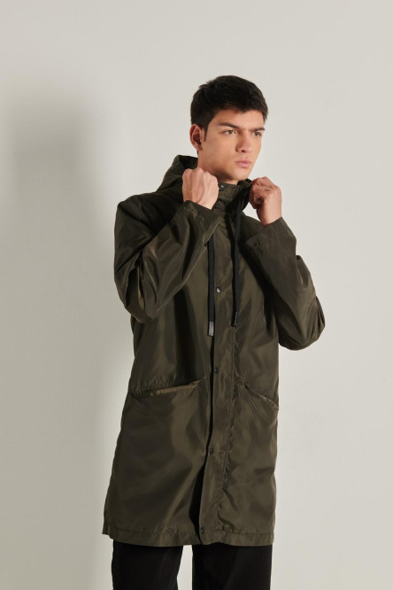 Chaqueta parka verde con capota, bolsillos y cremallera