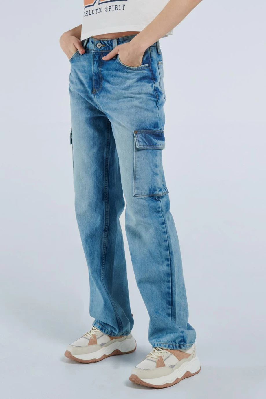 Jean azul claro cargo con bolsillos laterales, tiro alto y bota ancha