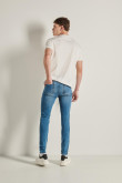 Jean súper skinny azul claro con desgastes y tiro bajo