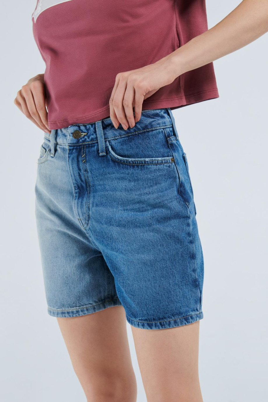 Short azul claro en jean con bolsillos funcionales y tiro súper alto