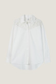 Blusa manga larga blanca con detalle bordado y prense
