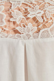 Blusa manga larga blanca con detalle bordado y prense