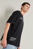 Camiseta oversize negra con manga corta y textos blancos