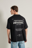 Camiseta oversize negra con manga corta y textos blancos